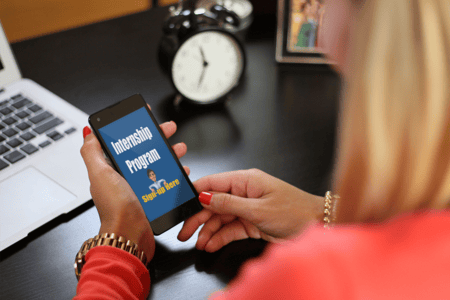 internship woman_using_smartphone_18934
